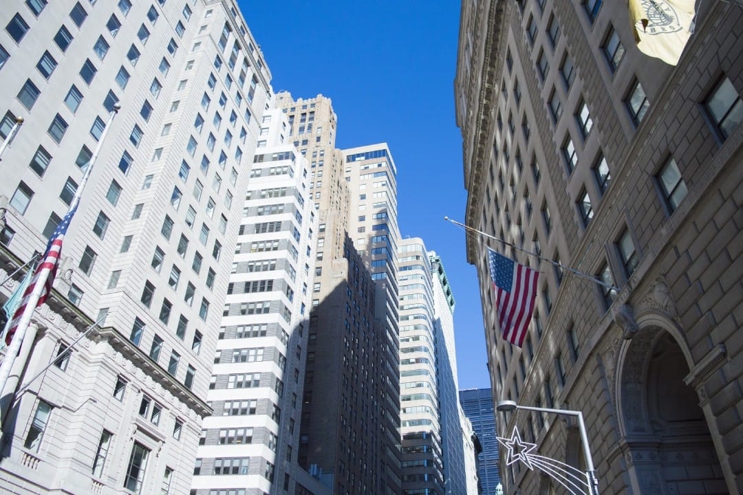 wall-st-new-york-us-flag.jpg